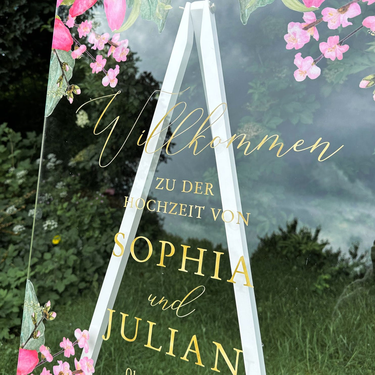 Elegantes Hochzeitsschild mit Blumendesign und Goldschrift | Hochkant