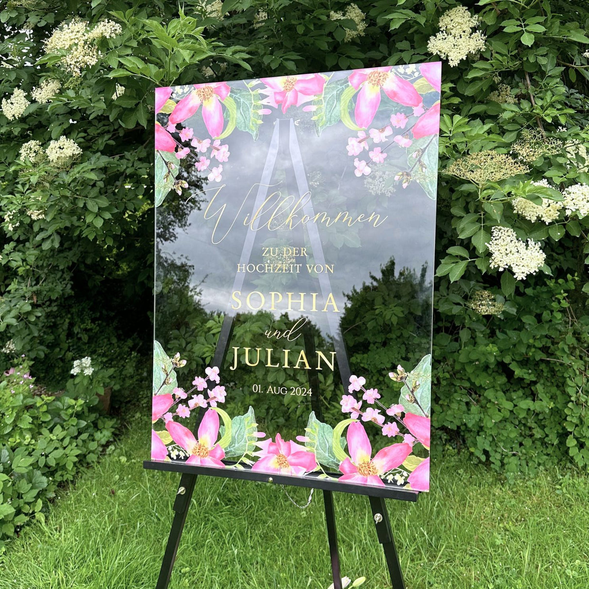 Elegantes Hochzeitsschild mit Blumendesign und Goldschrift | Hochkant