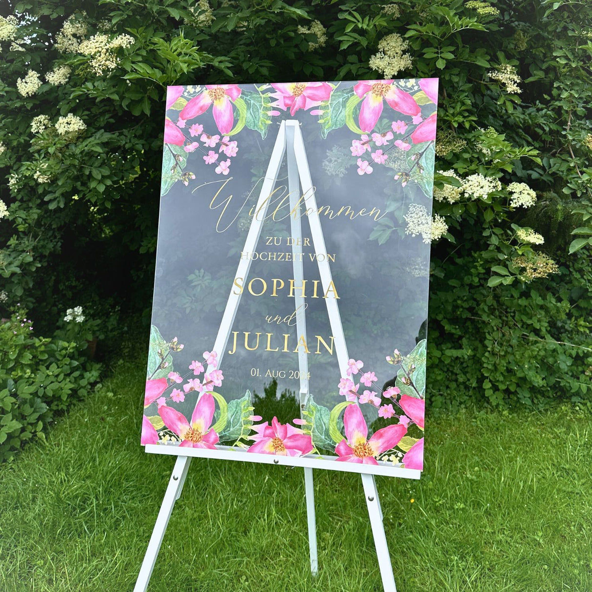 Elegantes Hochzeitsschild mit Blumendesign und Goldschrift | Hochkant