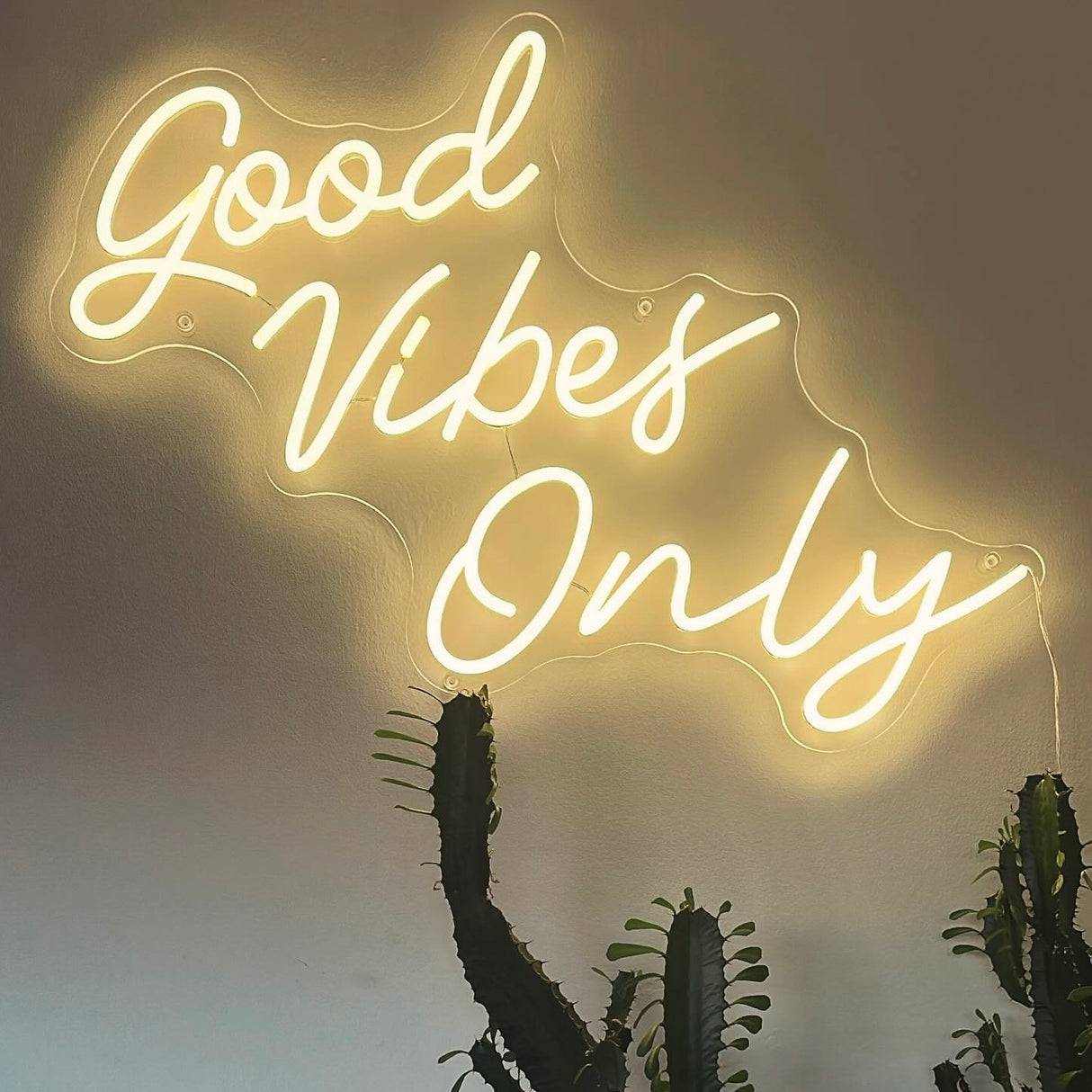 "Good Vibes Only" - LED Schriftzug
