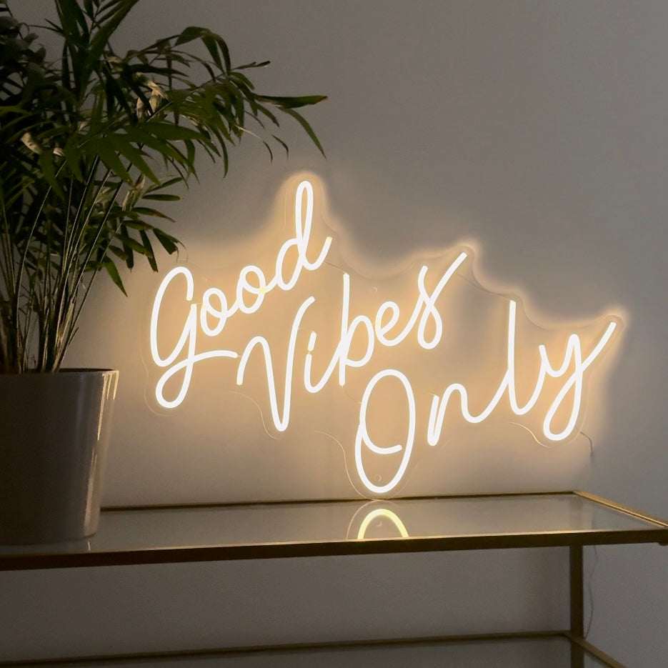 "Good Vibes Only" - LED Schriftzug