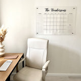 Personalisierter Monatsplaner an der Wand im Büro